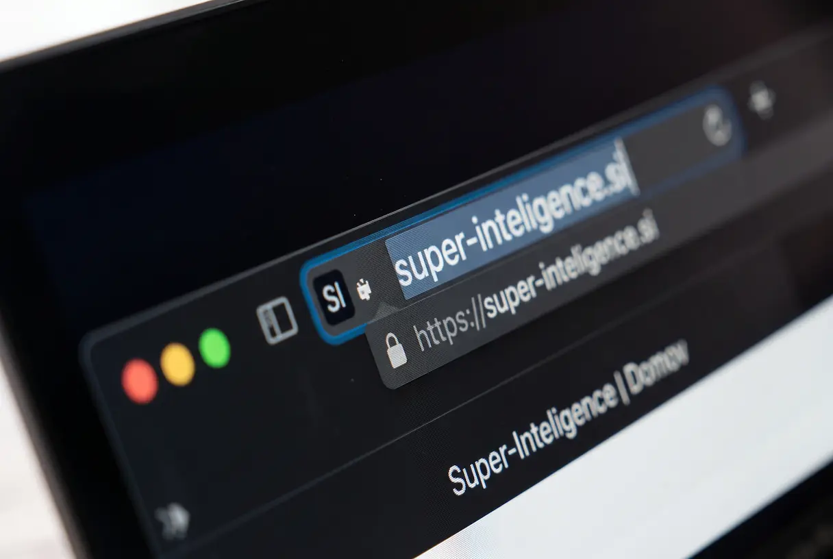 Logo Superinteligence (SI) střídá AI: Nová zlatá horečka na trhu s doménami