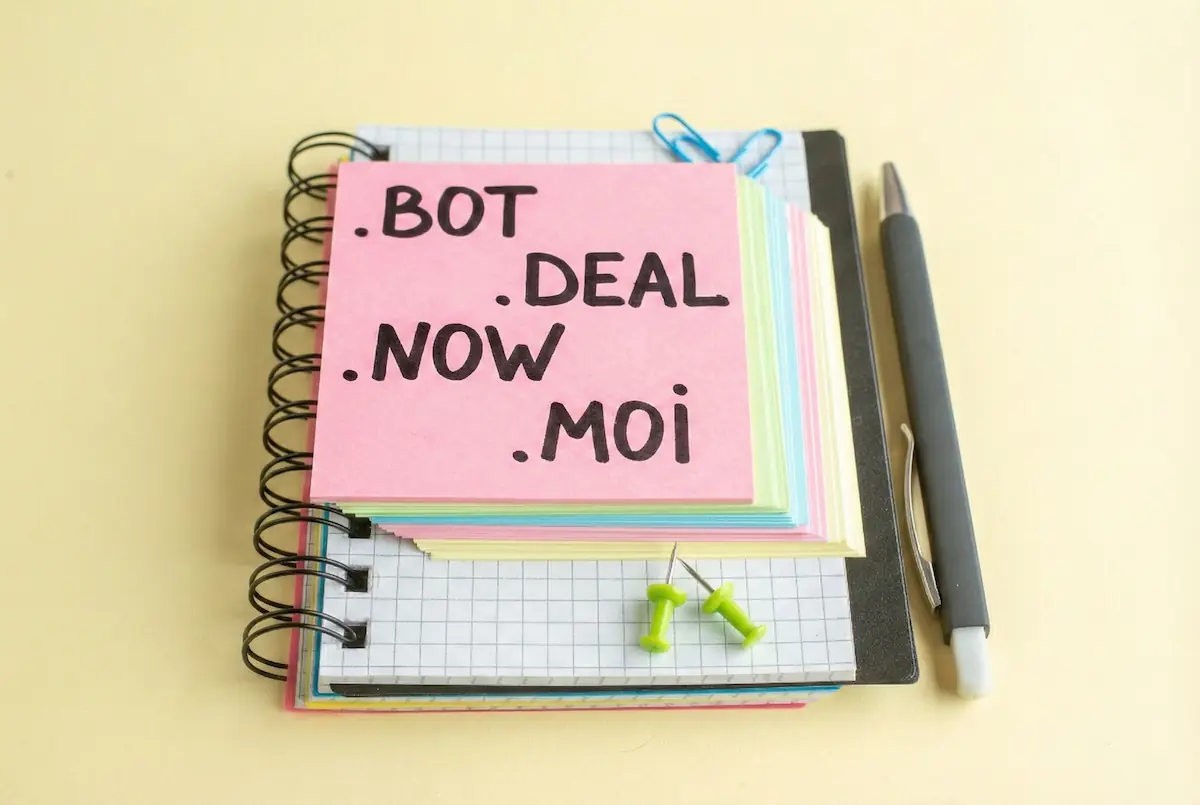 Logo Domény .NOW, .BOT, .DEAL a .MOI jsou nyní dostupné na RegZone.cz
